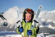 欧美小孩雪地滑雪高清图片