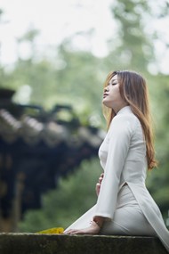 越南白色奥黛旗袍装美女精美图片