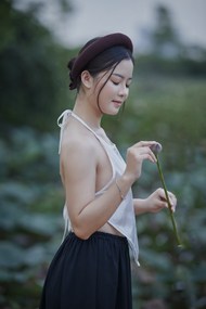 越南白色肚兜性感美女图片下载