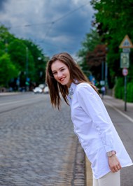 街拍白衬衫俄罗斯美女高清图片