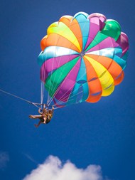 蓝色高空极限跳伞运动图片下载