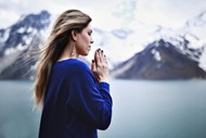 一个女人祈祷的高清图片