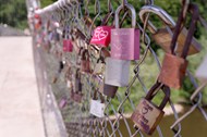 桥栏上爱情挂锁图片下载