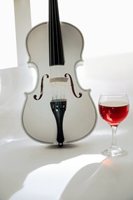 白色小提琴和红酒杯精美图片