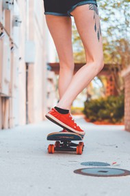 女人滑滑板特写高清图片