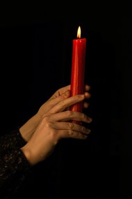 手握燃烧的红蜡烛精美图片