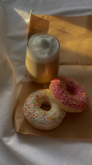 甜甜圈和一杯咖啡下午茶图片下载