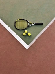 体育场上网球拍和网球高清图片