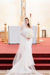 教堂新娘穿白色婚纱图片下载