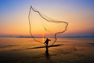 黄昏大海渔民捕鱼精美图片