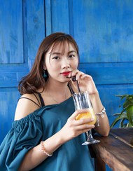 喝饮料的亚洲美女精美图片