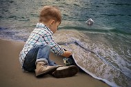 小男孩海边沙滩玩耍精美图片