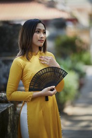 越南奥黛美女手持折扇高清图片