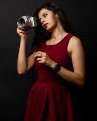俄罗斯美女手持相机写真高清图片