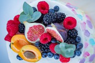 蓝莓桑葚无花果水果拼盘图片下载