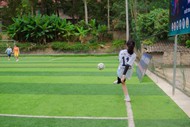 女孩足球场踢足球图片下载