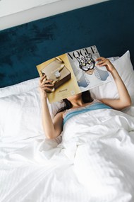 美女躺在床上看杂志高清图片