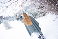 冬季户外雪景美女背影精美图片