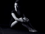 黑白风格芭蕾舞美女精美图片