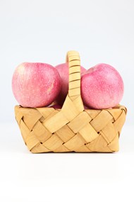 一篮子新鲜红苹果图片下载