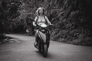 美女骑电动车黑白写真高清图片