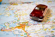 红色汽车模型和旅行地图图片下载
