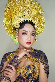 头戴黄金头饰的印尼美女摄影高清图片