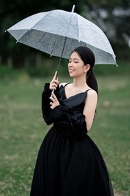 亚洲小黑裙撑伞美女高清图片