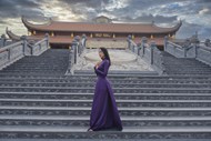 紫色奥黛旗袍美女模特高清图片