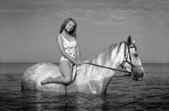 性感美女海边黑白艺术写真高清图片
