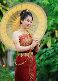 柬埔寨撑伞美女精美图片