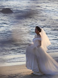 美女海边单人婚纱照图片下载