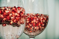 玻璃杯苏打水石榴籽图片