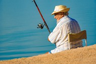 欧美老人河边钓鱼图片