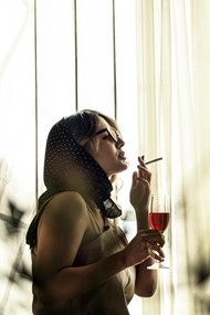 欧美抽烟喝酒性感美女高清图片