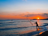 黄昏日落海边渔夫精美图片