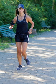 欧美美女户外跑步运动精美图片