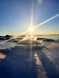 冬天海上冰川日出高清图片