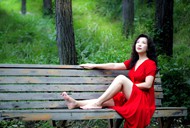 森林公园红色连衣裙性感美女高清图片