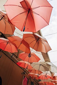 红色雨伞装饰高清图片