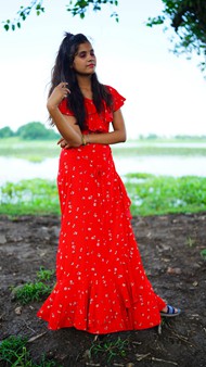 红色碎花裙印度美女图片下载