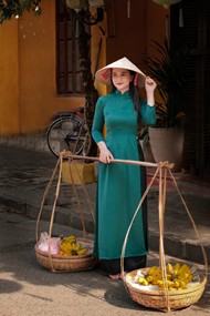 穿奥黛旗袍的越南妇女高清图片