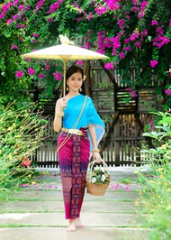 亚洲传统服饰撑伞美女图片下载