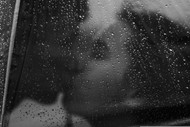 情侣雨中浪漫接吻黑白写真图片大全