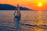 黄昏大海落日帆船风景精美图片