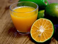 绿色柑橘果汁高清图片
