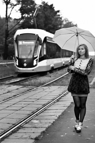 火车站撑伞丝袜美女精美图片