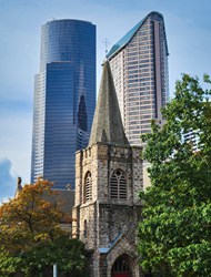 西雅图教堂塔和商务大楼高清图片