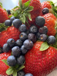 新鲜有机蓝莓草莓图片