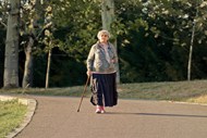 步履蹒跚拄着拐杖的老奶奶高清图片